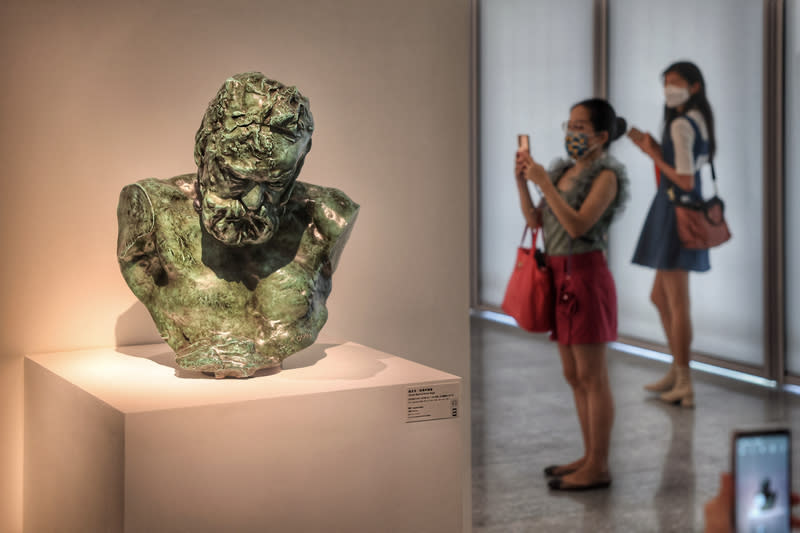 富邦美術館展出雕塑家羅丹作品（1） 「真實本質：羅丹與印象派時代」在富邦美術館水景 展廳展出至9月，4日開館吸引民眾到場參觀。圖為雕 塑家羅丹作品「維克多．雨果的胸像」。 中央社記者王飛華攝  113年5月4日 