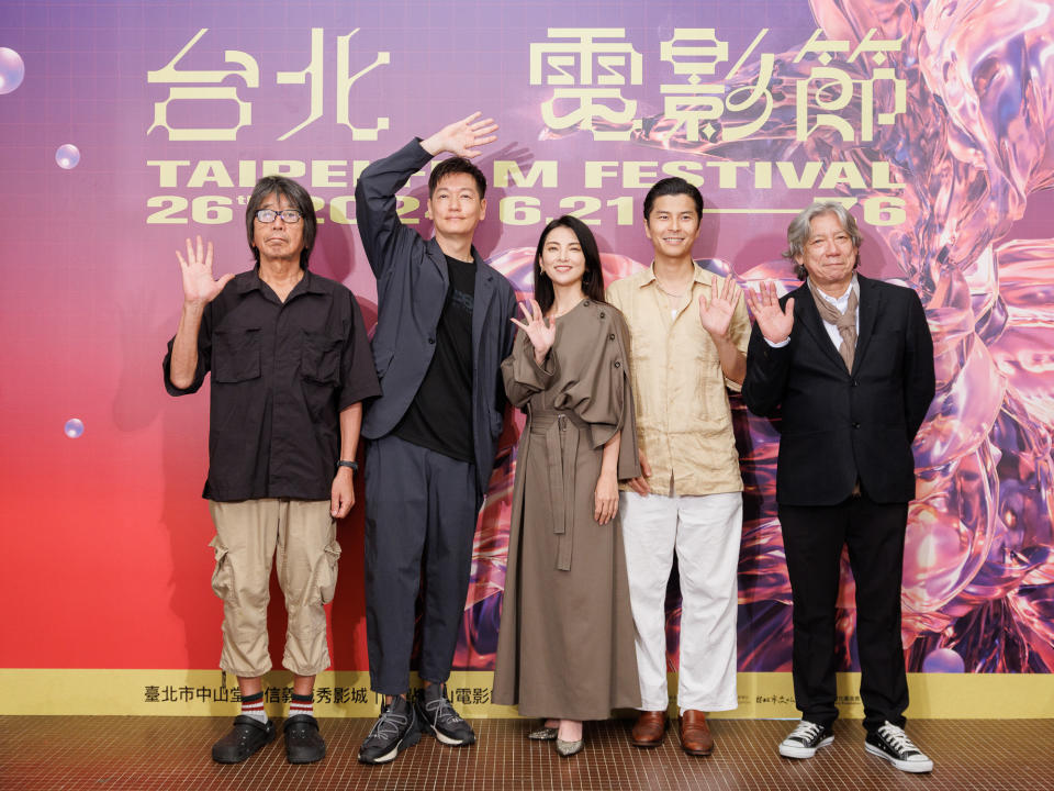 《福田村事件》星光首映，左起為導演森達也、演員井浦新、田中麗奈、朝井大智、製片小林三四郎。（圖／台北電影節提供）