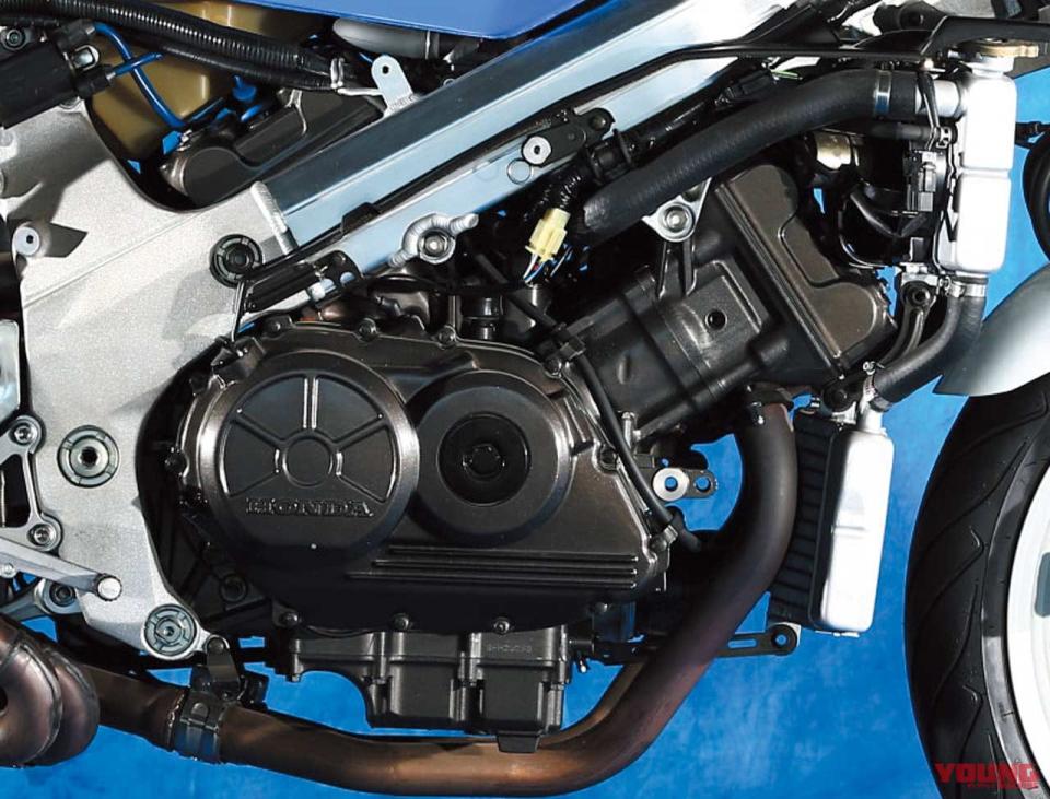 ▲90度V4引擎採用了直壓式桶狀汽門頂桿的讓汽缸頭變得更為精簡，汽門機構也變得更加輕盈。為了追求牽引力，因此將曲軸角設計為360度。海外版的最大馬力則有113ps。
