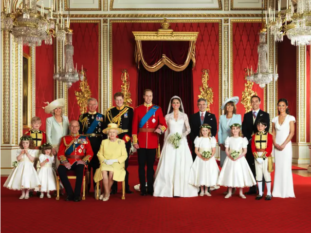 Prinz William und Kate Middleton posieren für ein offizielles Hochzeitsfoto mit ihren Familien im Thronsaal des Buckingham Palace am 29. April 2011. - Copyright: Handout/Reuters