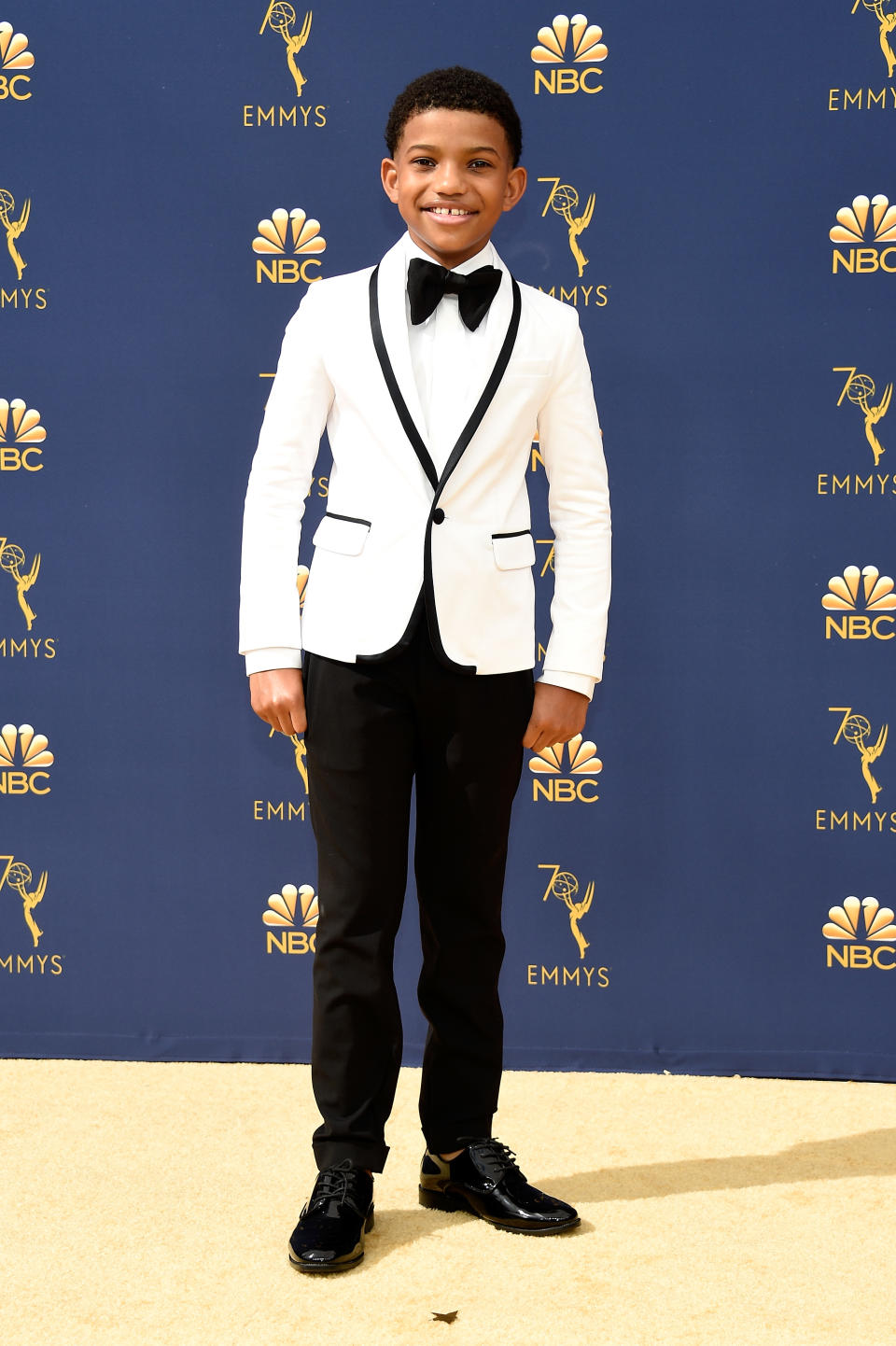 <p>Der junge <em>This Is Us</em>-Darsteller ließ sich von seinem Co-Star Ventimiglia inspirieren und trug auch eine weiße Anzugjacke mit schwarzen Details. (Foto: Getty Images) </p>