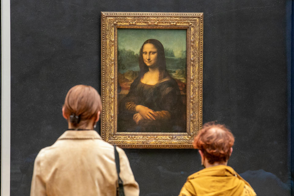 PARIS, FRANCE - MAY 19: Visitors observe the painting 'La Joconde' The Mona Lisa by Italian artist Leonardo Da Vinci on display in a gallery at Louvre on May 19, 2021 in Paris, France. The country is taking steps to ease the lockdown measures that President Emmanuel Macron announced on April 29, allowing all the museums and non-essential shops and cultural venues to open and rolling back the curfew to 9pm. The cafe and restaurant terraces can also open to 50% capacity. France is reporting a seven-day average of around 14,000 new Covid-19 cases. (Photo by Marc Piasecki/Getty Images)