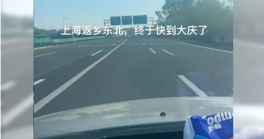 中國大陸一名男子為了從上海回到東北老家，居然買了輛二手車上路。（圖／翻攝自微博）