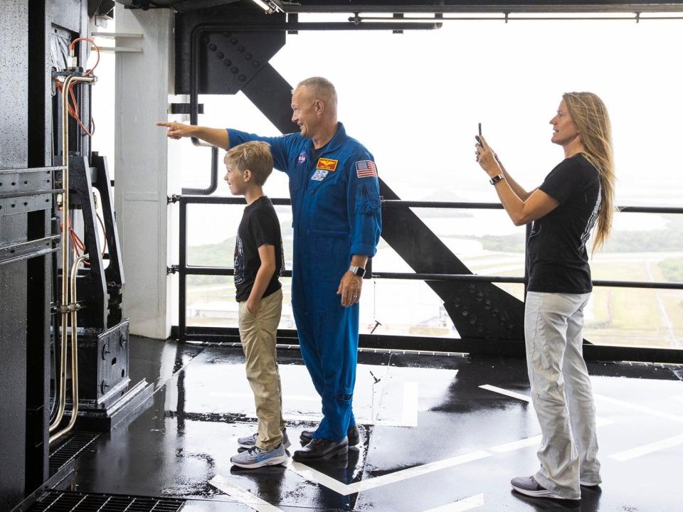 nasa astronaut doug hurley son jack wife karen nyberg spacex crew dragon launchpad tour may 2020 demo2 demo 2