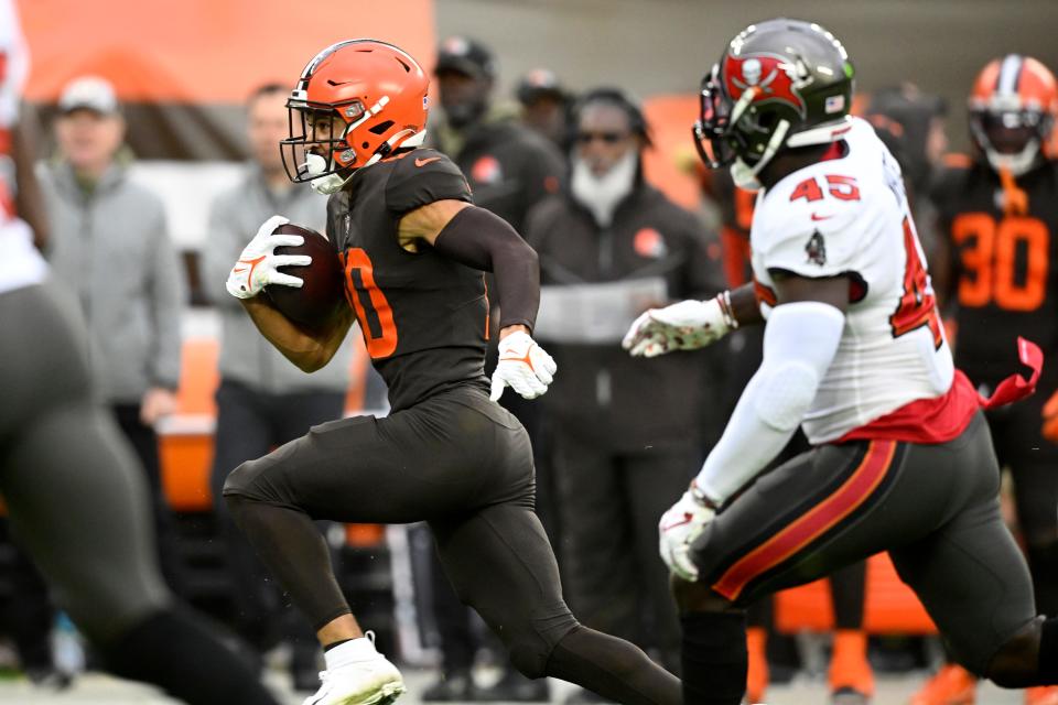 Browns receiver Anthony Schwartz, left, gets past Tampa Bay Buccaneers linebacker Devin White for a first-half touchdown in Cleveland, Sunday, Nov. 27, 2022.