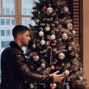 <p>Der jüngste der Jonas Brothers scheint derart in seinen Baum verliebt zu sein, dass er ihn am liebsten in die Arme schließen möchte. (Foto: Instagram, Nick Jonas) </p>