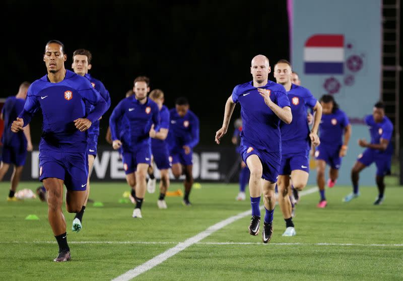 Davy Klaassen y Virgil van Dijk durante el entrenamiento de Países Bajos en el Mundial de Qatar 2022