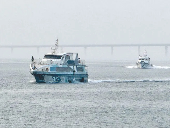 金門藍色公路遊艇「初日號」（見圖）19日下午搭載20多名遊客出海遊覽，行經大二膽與五通水道附近海域時，遭福建海警局強制登船臨檢約30分鐘，金門海巡隊獲報立刻派艇護航。（于家麒攝）