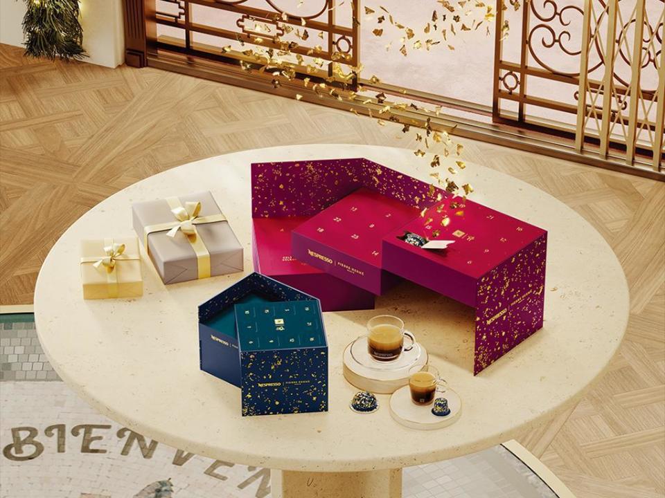 今年Nespresso把知名甜點品牌Pierre Hermé 設計的3款咖啡膠囊放進「星耀巴黎耶誕倒數月曆禮盒」中。（Nespresso提供）