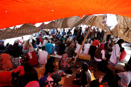 Sudanese protesters gather under a tent to protect themselves from the sun as they sit-in outside the defense ministry compound in Khartoum, Sudan, April 25, 2019. REUTERS/Umit Bektas