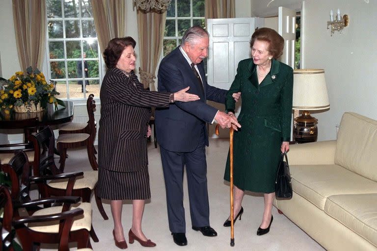 El ex dictador general de Chile Augusto Pinochet y su esposa siendo visitados por Margaret Thatcher en su residencia temporal mientras estaban bajo arresto domiciliario en Wentworth en Surrey. Gran Bretaña, el 26 de marzo de 1999