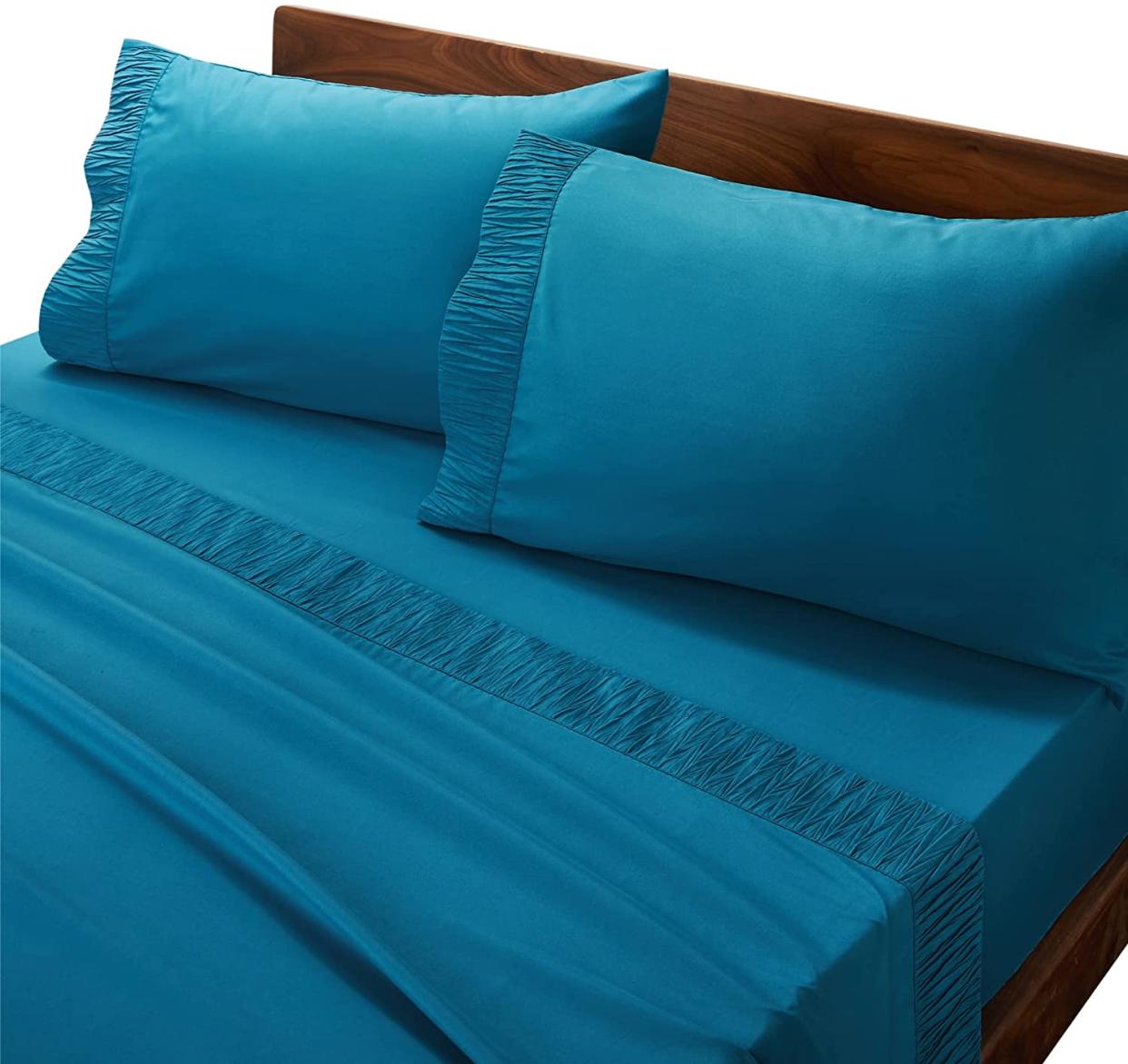 Bedsure Queen Bed Sheets Set in teal. (Photo: Amazon)
