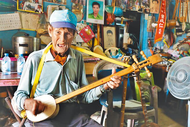 住在澎湖望安花宅的人間國寶葉成仁，今年高齡87歲無師自通精通樂音，不僅能自製多種古琴，還能自彈自唱許多唸歌、褒歌、民謠。（張茂雄攝）