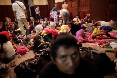 Migrants, part of a caravan of thousands of migrants from Central America en route to the United States, rest along the sidewalks of Tapachula city center, Mexico October 21, 2018. REUTERS/Ueslei Marcelino