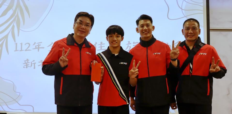 《圖說》劉和然副市長(右一)預祝角力青少年組的鍾俊華選手(右二)於下屆賽事達到三連霸。〈原民局提供〉