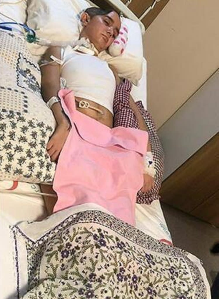  迪拉拉仍躺在當地醫院接受治療，頭部也明顯凹陷一大塊。（圖／截自推特）