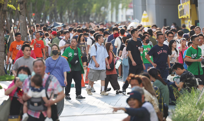 台北午後陽光露臉　大巨蛋外人潮多（1） 中央氣象署預測，28日在氣溫方面，北部、東半部及 澎湖、金門、馬祖高溫約攝氏28至31度。午後台北市 區陽光露臉，台北大巨蛋外滿是準備觀看中華職棒賽 事人潮。 中央社記者張新偉攝  113年9月28日 