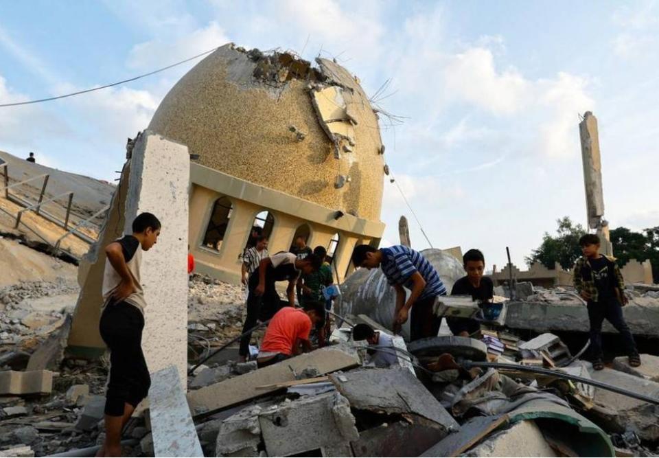 加沙南部一座清真寺在以色列空襲中被毀