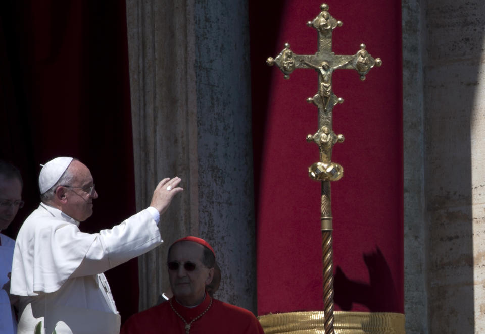 Pope Francis waves at the end of the Urbi and Orbi (Latin for to the city and to the world) blessing from the balcony of St. Peter's Basilica at the end of the Easter Mass in St. Peter's Square at the the Vatican Sunday, April 20, 2014. (AP Photo/Andrew Medichini)