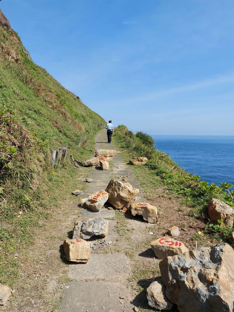 :鼻頭角步道燈塔通道位處地質敏感區，部分路基已坍塌，且近期時有落石發生。（圖／交通部航港局提供）