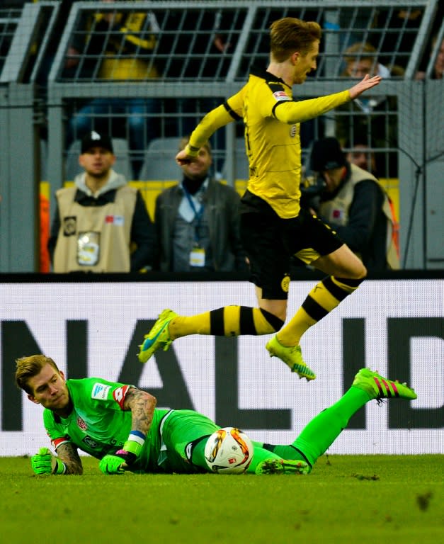 Dortmund's striker Marco Reus fails to score past Mainz' goalkeeper Loris Karius during the German first division Bundesliga football match Borussia Dortmund v 1 FSV Mainz 05 in Dortmund, on March 13, 2016