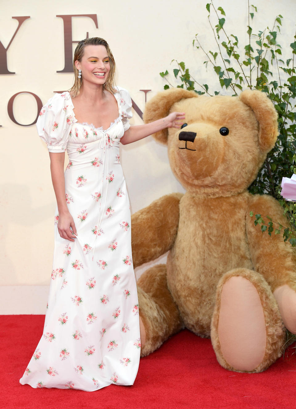 <p>It’s understandable if you can’t avert your eyes from the actress long enough to notice the giant teddy bear on the red carpet at the London premiere of <em>Goodbye Christopher Robin</em>. Robbie’s wet-hair look and feminine Brock Collection dress <a rel="nofollow" href="https://www.yahoo.com/lifestyle/margot-robbies-offbeat-look-divides-style-critics-154319799.html" data-ylk="slk:had fans divided;elm:context_link;itc:0;sec:content-canvas;outcm:mb_qualified_link;_E:mb_qualified_link;ct:story;" class="link  yahoo-link">had fans divided</a>. (Photo by Karwai Tang/WireImage) </p>