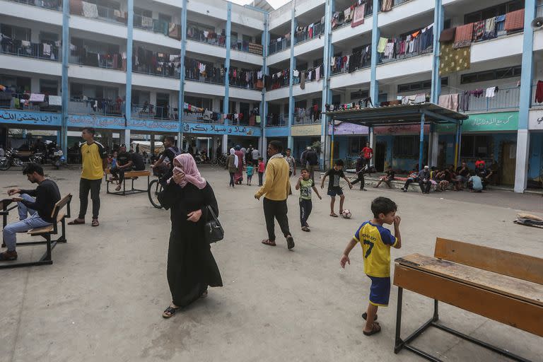 Palestinos desplazados se refugian en una escuela de la ONU en Khan Yunis