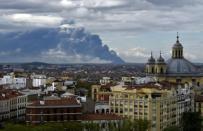 Huge tyre dump fire near Madrid releases toxic cloud