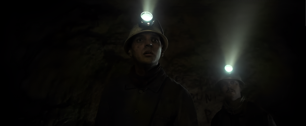 Dans les profondeurs des mines, une créature va venir chambouler les plans de cette modeste équipe de mineurs du nouveau film de Mathieu Turi, en salle fin novembre. 