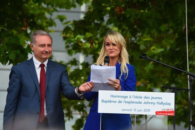 Laeticia Hallyday avec le maire de Toulouse Jean-Luc Moudenc, samedi.