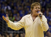 En esta foto del 25 de enero de 2010, Eddie Money canta el himno nacional antes de un partido de baloncesto universitario entre Kansas y Missouri, en Lawrence, Kansas. Money murió el viernes 13 de septiembre del 2019. Tenía 70 años. (AP Foto/Charlie Riedel, Archivo)