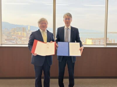 Mr. David Chou, Founder and Chairman of GAIT, and Mr. Mamoru Morii, Director and SVP of NEG, joyfully commemorate the successful establishment of their partnership.