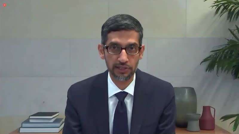 El presidente ejecutivo de Google, Sundar Pichai, durante una audiencia en el Congreso junto a otros CEO de grandes firmas tecnológicas y de redes sociales, en Washington, EEUU