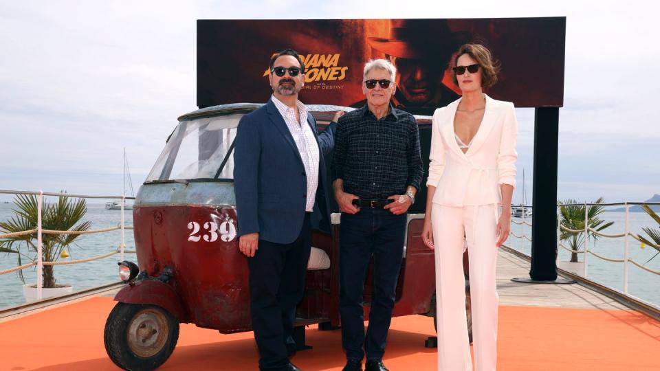 Harrison Ford (Mitte) mit Co-Star Phoebe Waller-Bridge und Regisseur James Mangold auf dem Filmfestival in Cannes. (Bild: dpa)