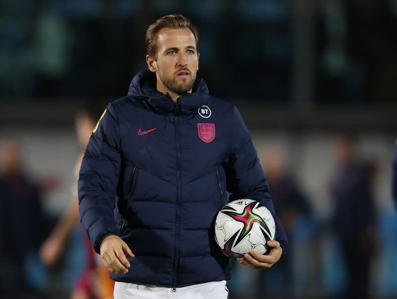 Harry Kane celebra con el balón del partido tras la goleada de Inglaterra sobre San Marino por el Grupo I de la eliminatoria europea al Mundial de Qatar, en Serravalle, San Marino