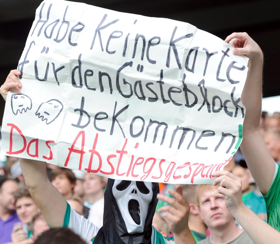 Selbstironie ist manchmal der beste Humor. Das hat sich wohl auch dieser Fan des SV Werder Bremen gedacht, als er als Abstiegsgespenst verkleidet im eigenen Fan-Block stand.