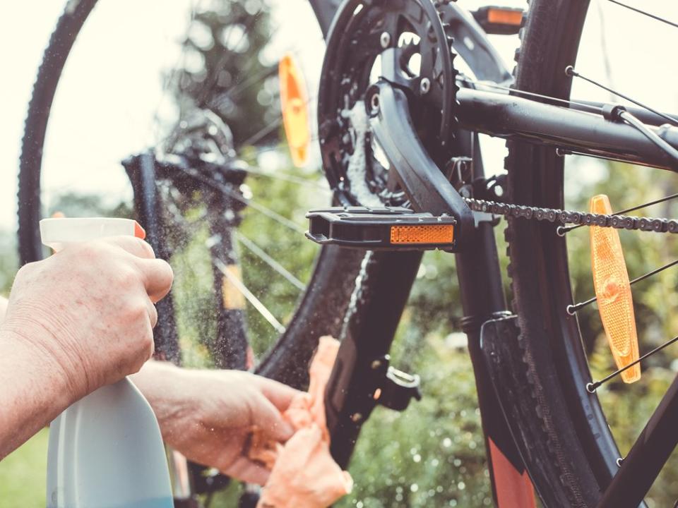 Vor der ersten Fahrradfahr im Frühling steht ein gründlicher Check an. (Bild: Simon Kadula/Shutterstock.com)