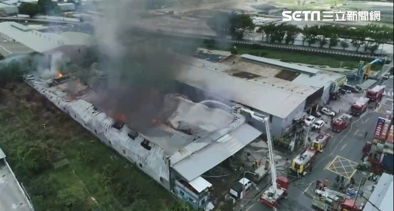 透過空拍機可見，整個鐵皮工廠屋頂塌陷變形。（圖／民眾提供）