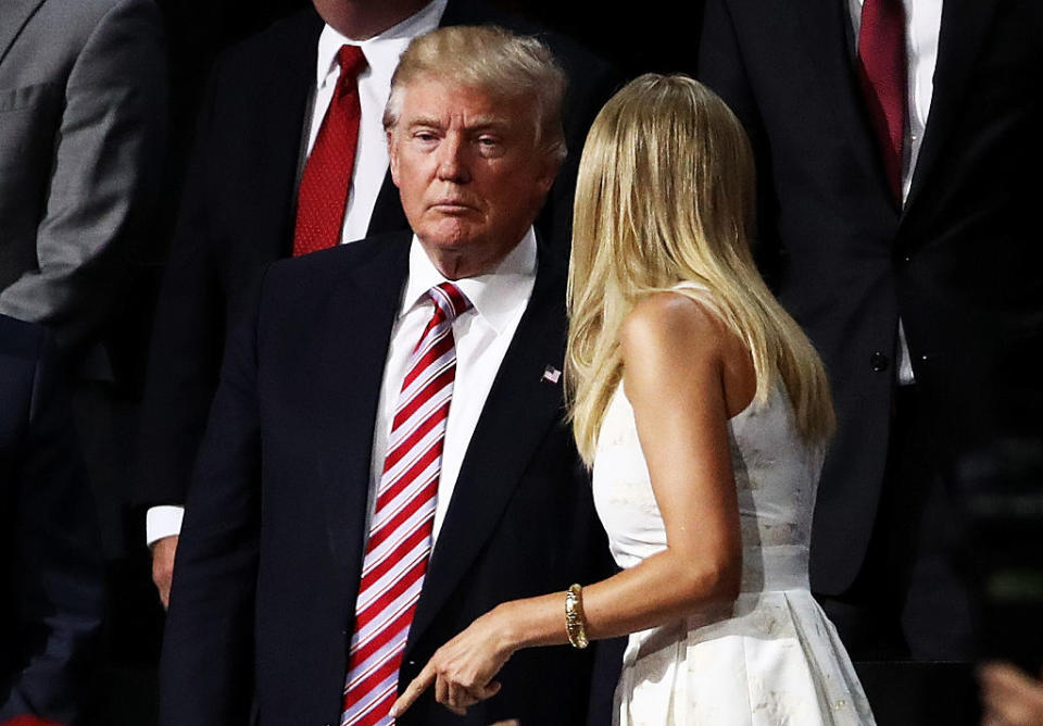 Ivanka Trump se acerca al oído de su padre para decirle algo. (Foto: Getty)