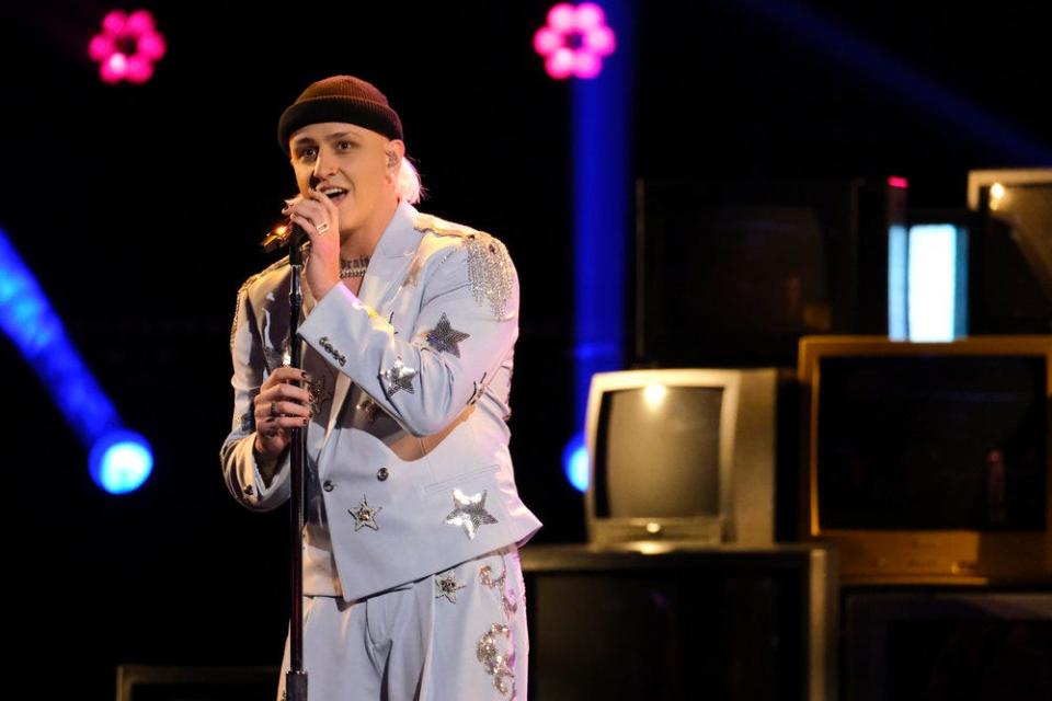 Bodie kicked off the final round of performances before the Season 22 finale Monday night with a soulful reimagining of Harry Styles’ “Late Night Talking.”