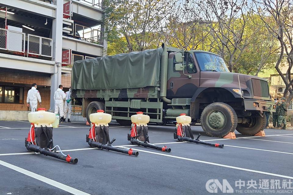 陸軍六軍團化學兵33群表示，19日上午接獲任務，立即整隊前往桃園醫院協助，主要是病患轉院，並針對行李進行消毒作業，初步派遣兵力20員，已經做好相關編組及妥善的準備，只要接獲前進指揮所的通知就會執行任 務。(中央社) 