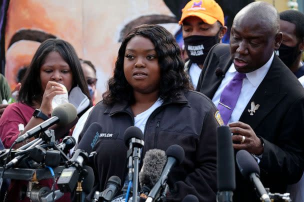 PHOTO: Bianca Austin reads a statement at a press conference in Louisville, Ky., Sept. 25, 2020.  (Jeff Dean/AFP via Getty Images)