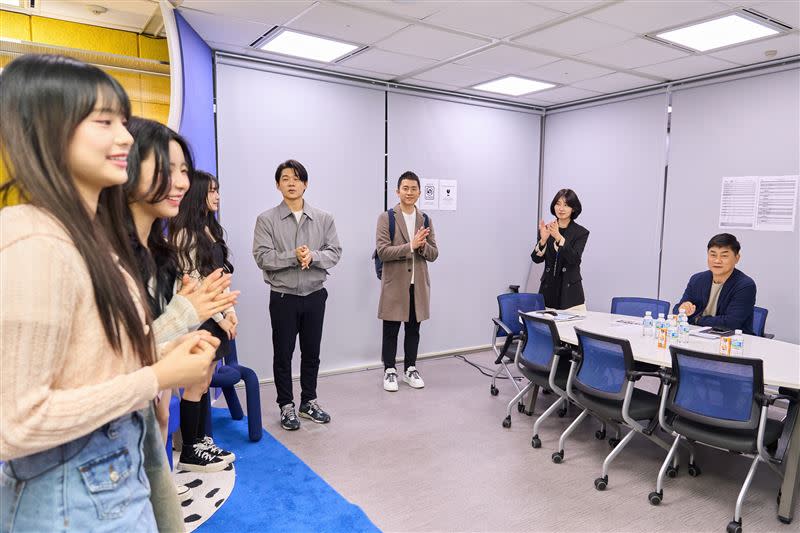GENBLUE幻藍小熊拜會SBS Medianet的CEO執行長LEE SANG SU。（圖／天空娛樂提供）