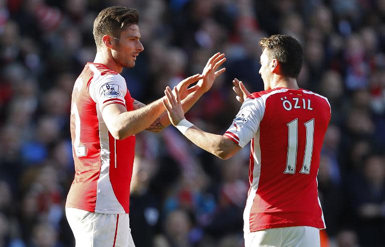 Arsenal's Olivier Giroud (L) celebrates after scoring the opening goal of his side's 2-0 win against Everton on March 1, 2015