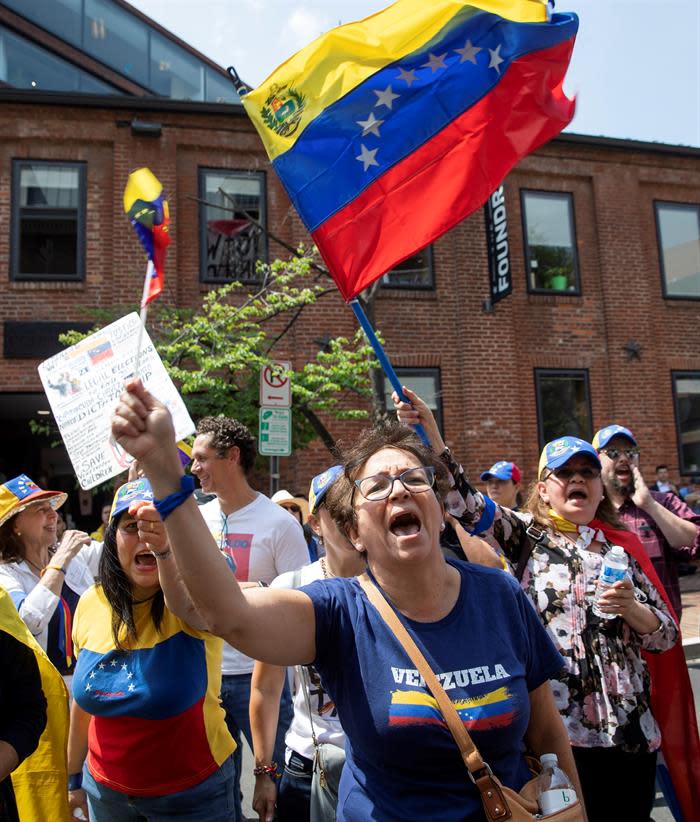 Decenas de personas fueron registradas este martes al manifestarse frente a la embajada de Venezuela en Washington, tanto a favor como en contra del levantamiento promovido por el líder opositor Juan Guaidó, en la capital estadounidense. EFE