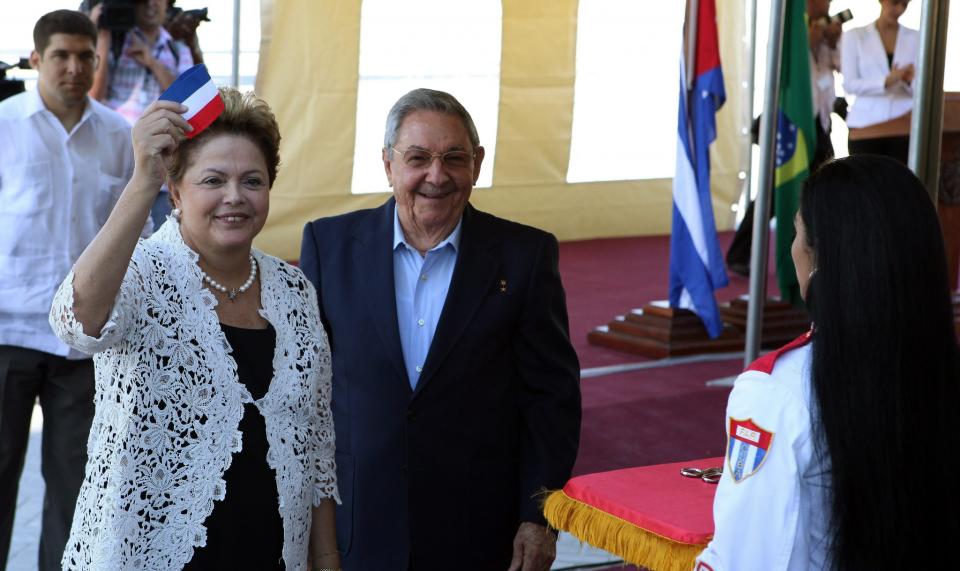 Dilma Rousseff y Raúl Castro inauguran la primera etapa del puerto de Mariel en Cuba el 27 de enero de 2014. (Foto: EPA/Alejandro Ernesto)