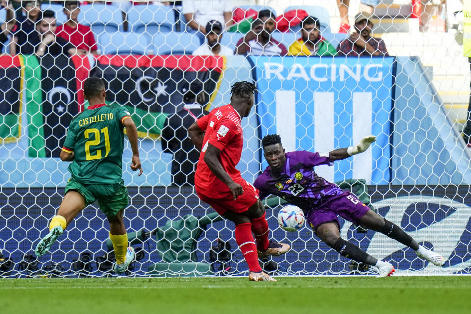 El delantero Breel Embolo anota el primer gol de Suiza en el partido contra Camerún por el Grupo G del Mundial, en Al Wakrah, Qatar, el jueves 24 de noviembre de 2022. (AP Foto/Petr Josek)