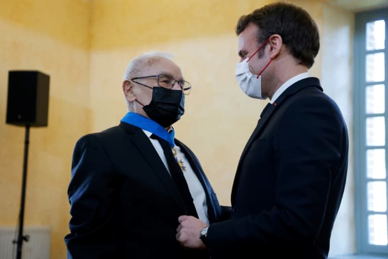 Emmanuel Macron décore Robert Hebras à Oradour-sur-Glane en Haute-Vienne, le 25 janvier 2022 - Ludovic MARIN © 2019 AFP