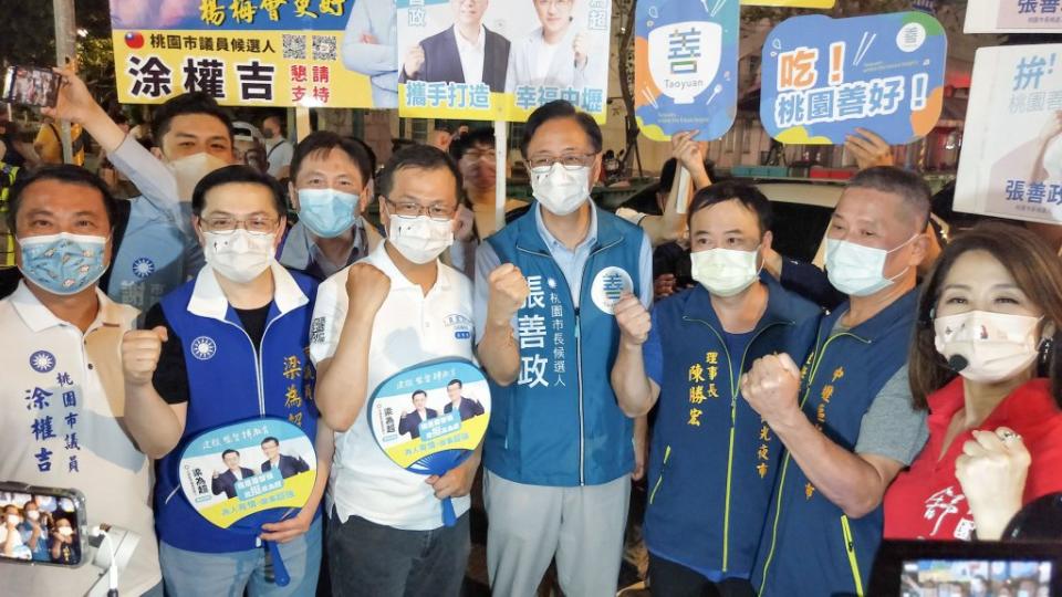 國民黨桃園市長參選人張善政與前台北市議員羅智強在中壢新明夜市合體造勢。 （張善政辦公室提供）