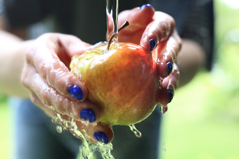 Auch bei mit Leitungswasser gewaschenen Obst ist Vorsicht geboten (Bild: Getty Images)